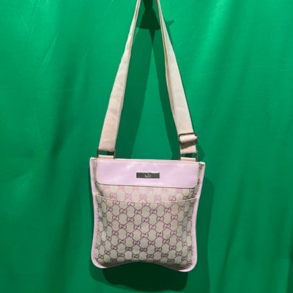 Gucci messenger style bag with adjustable shoulder strap for crossbody wear.